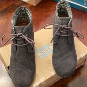 Toms Womens Size 9 Gray Wedges
Like New and great with jeans, pants or skirts